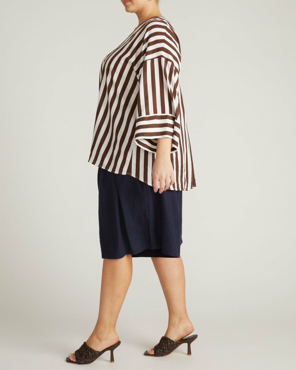 Elio V-Neck Linen Blend Top - Universal Standard