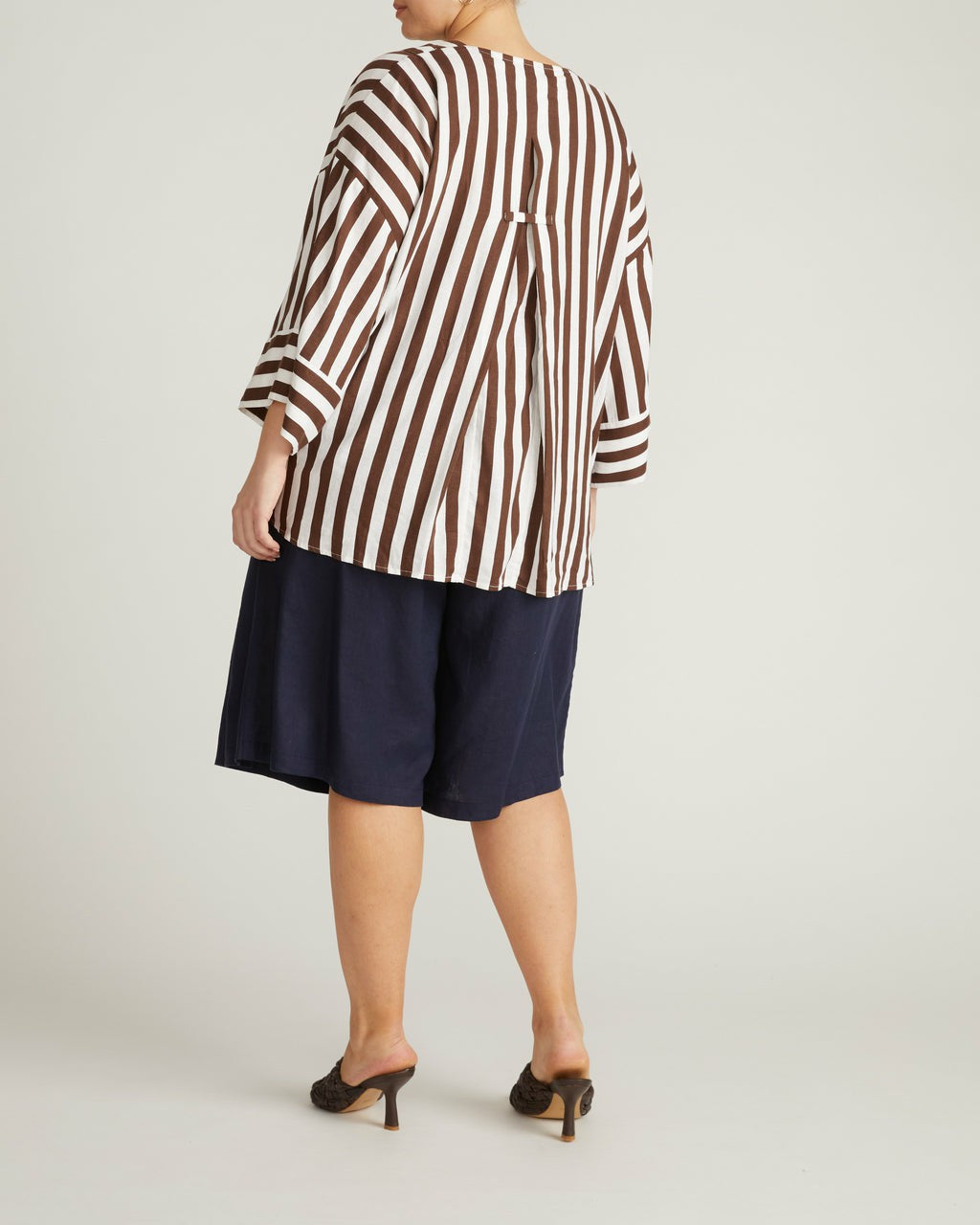 Elio V-Neck Linen Blend Top - Universal Standard