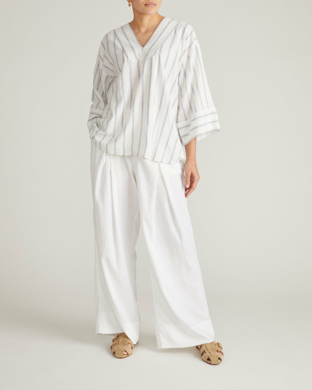 Elio V-Neck Linen Blend Top - Universal Standard