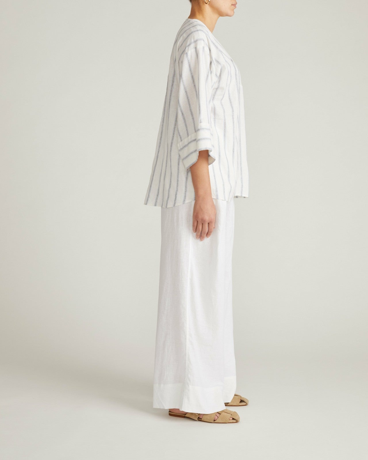 Elio V-Neck Linen Blend Top - Universal Standard