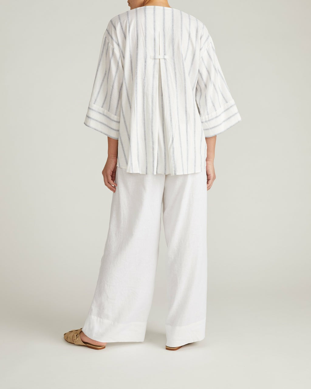 Elio V-Neck Linen Blend Top - Universal Standard