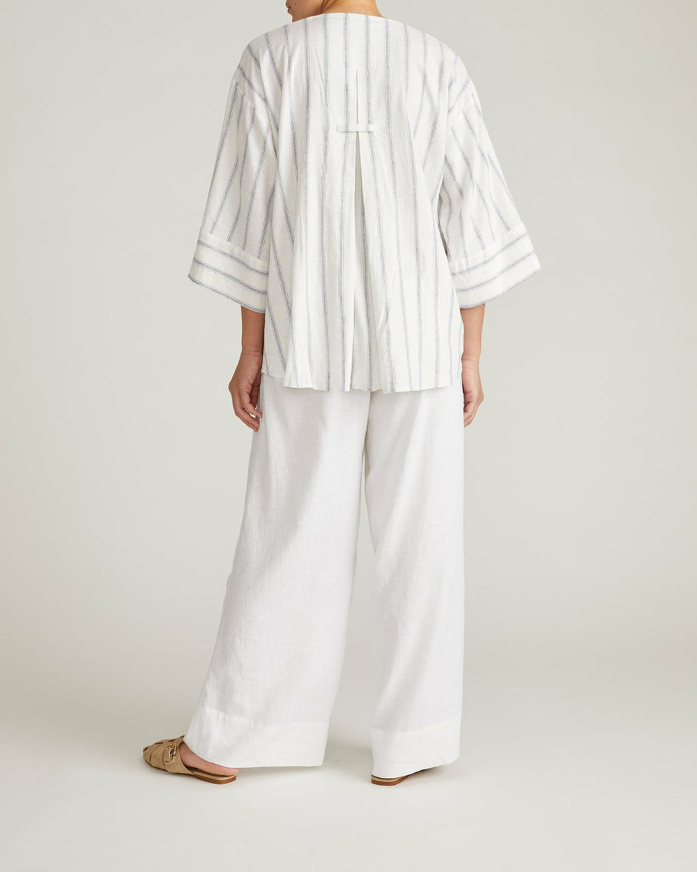 Elio V-Neck Linen Blend Top - Universal Standard