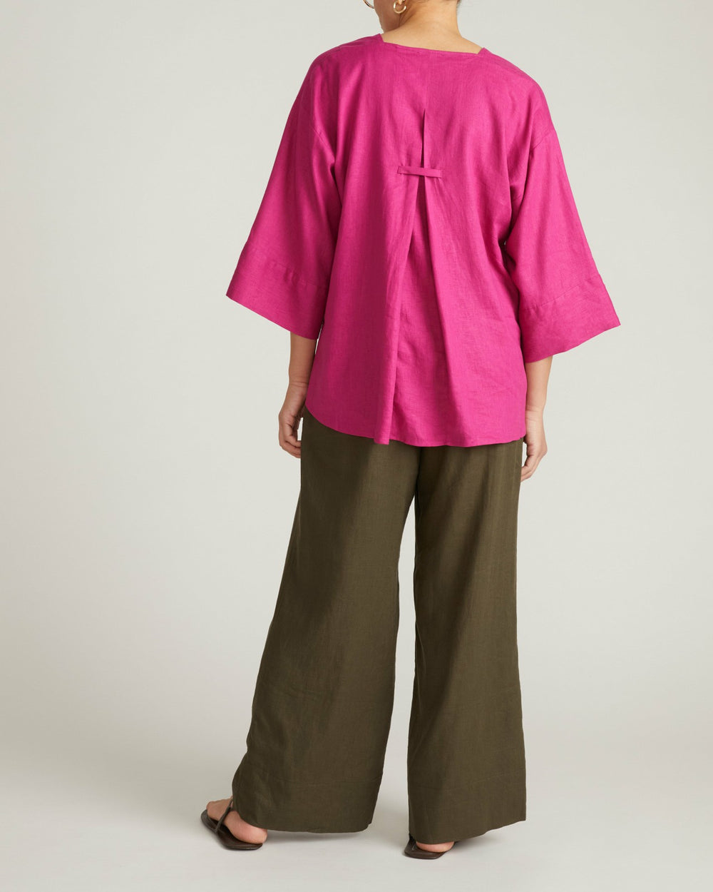 Elio V-Neck Linen Blend Top - Universal Standard