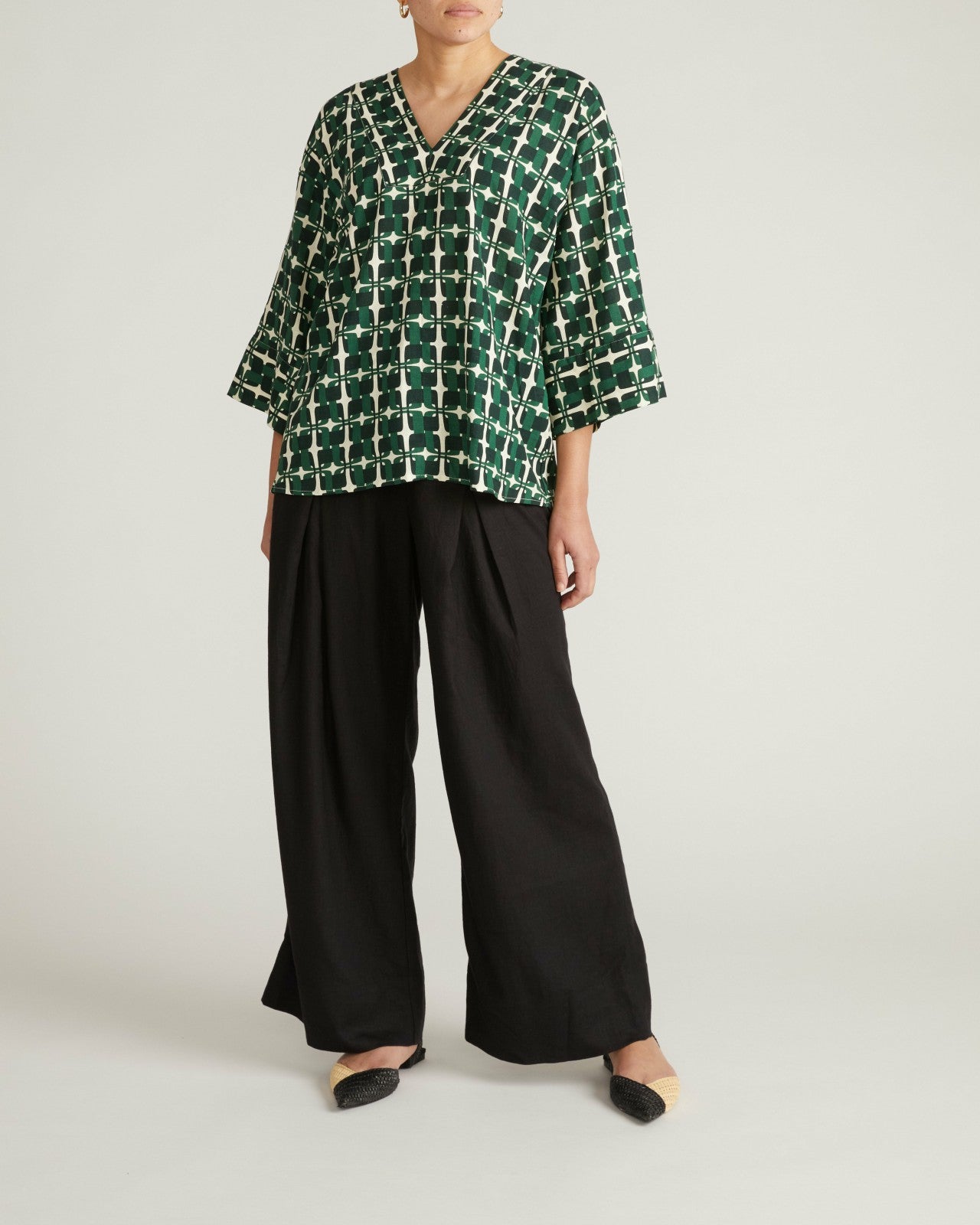 Elio V-Neck Linen Blend Top - Universal Standard