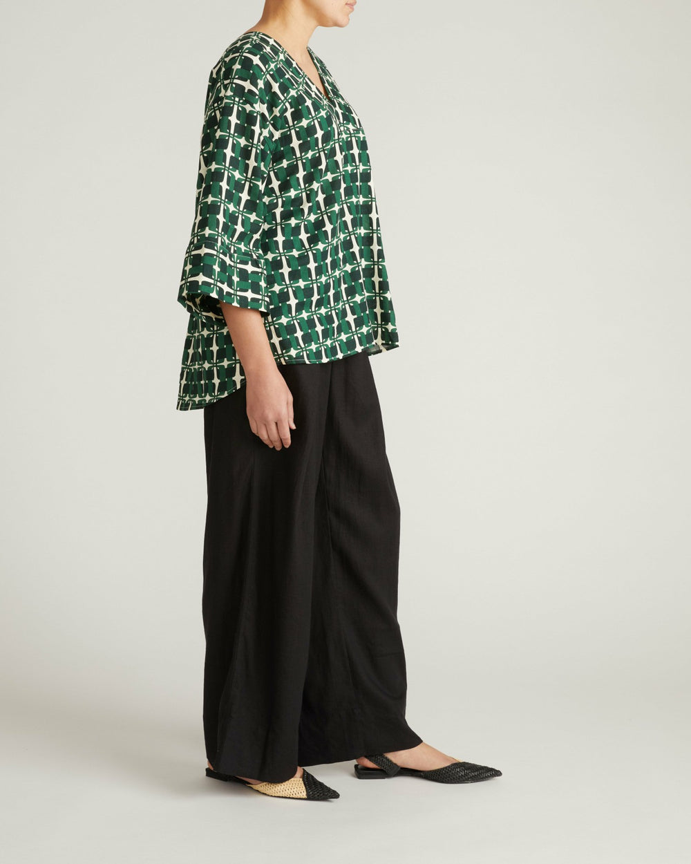 Elio V-Neck Linen Blend Top - Universal Standard
