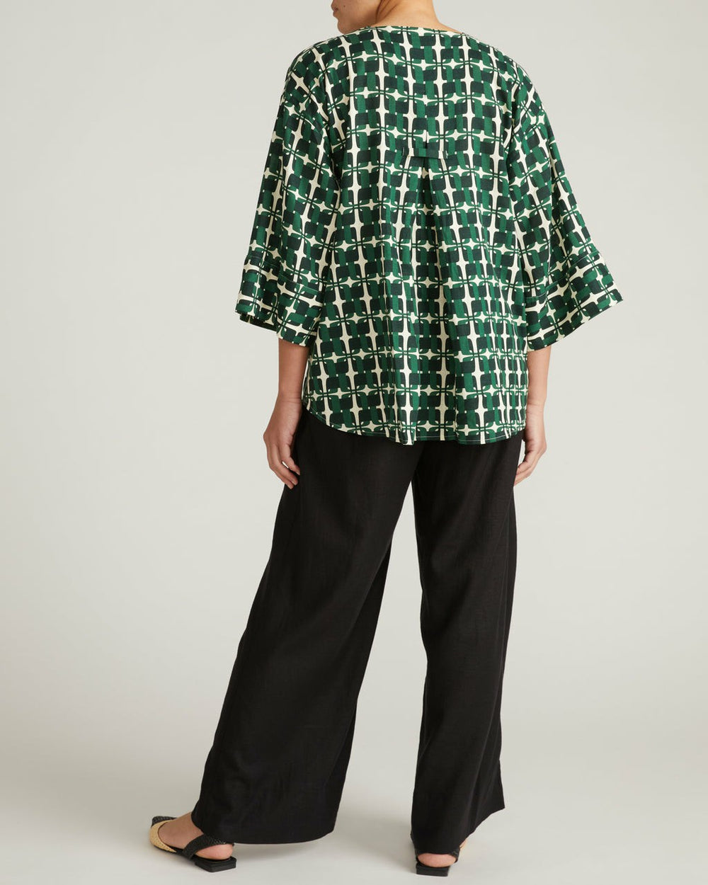Elio V-Neck Linen Blend Top - Universal Standard