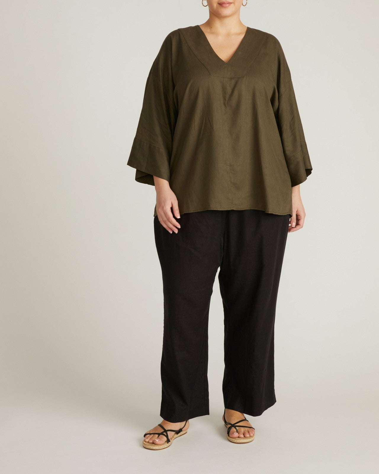 Elio V-Neck Linen Blend Top - Universal Standard