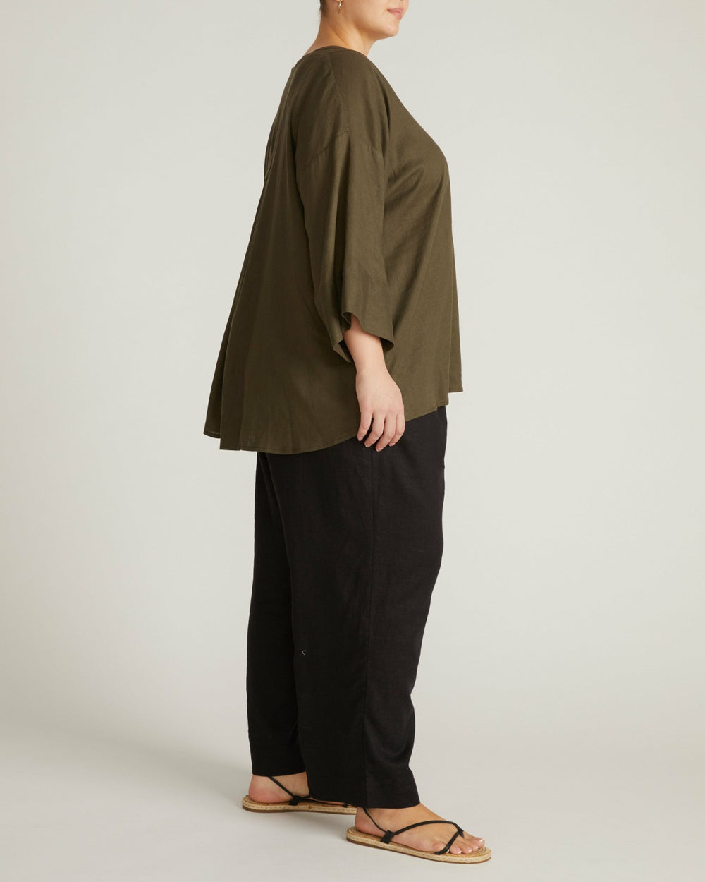 Elio V-Neck Linen Blend Top - Universal Standard