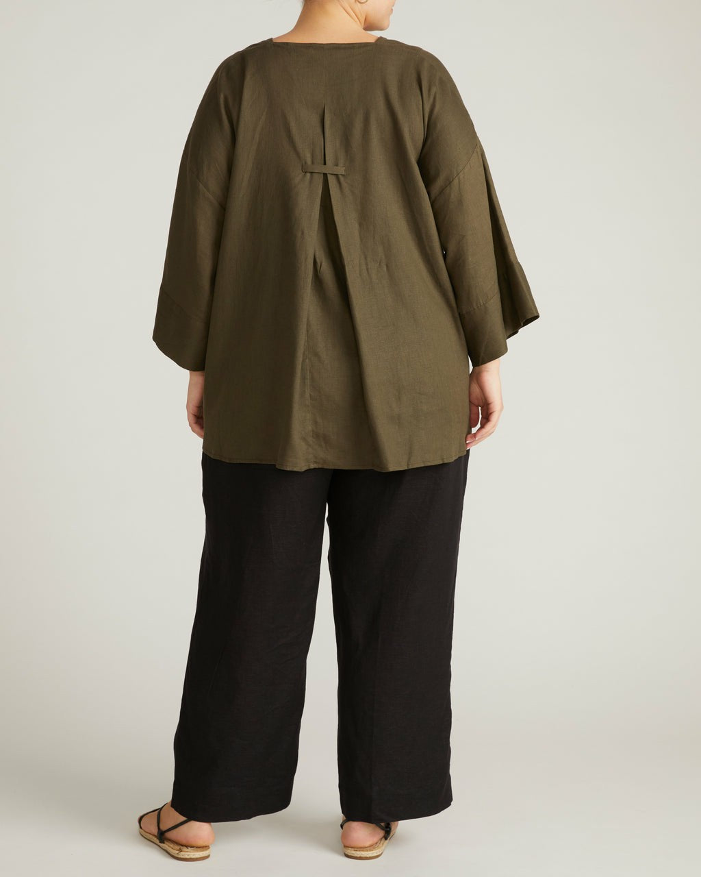 Elio V-Neck Linen Blend Top - Universal Standard