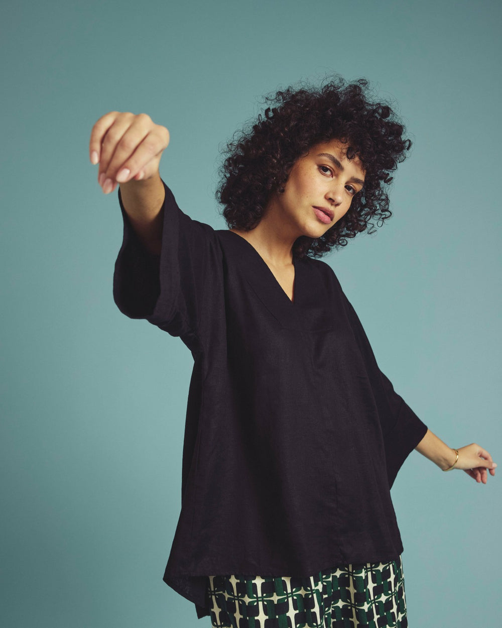 Elio V-Neck Linen Blend Top - Universal Standard