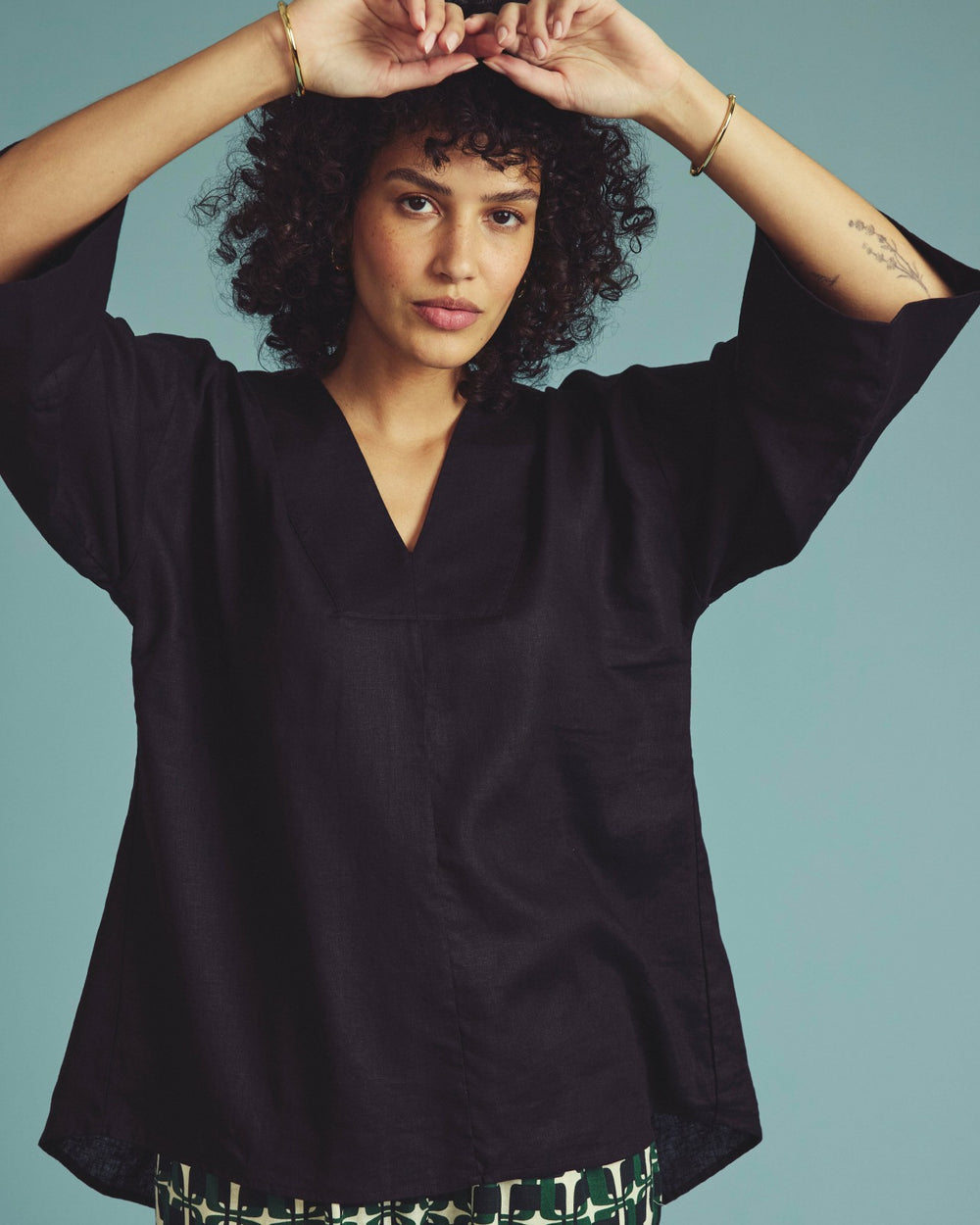Elio V-Neck Linen Blend Top - Universal Standard