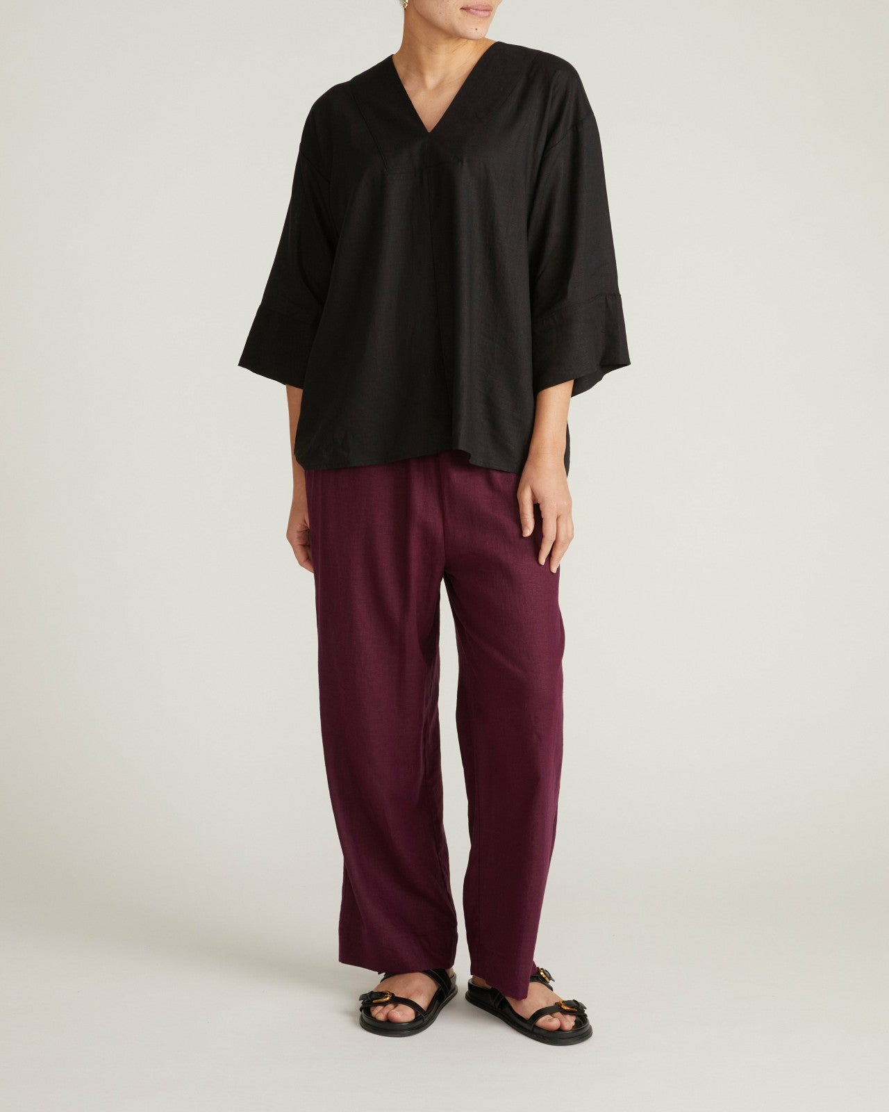 Elio V-Neck Linen Blend Top - Universal Standard