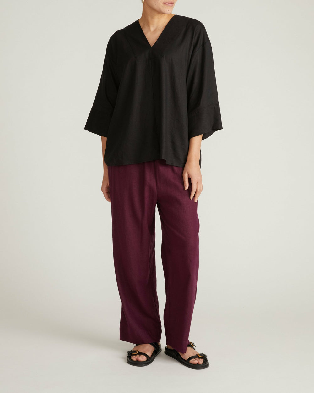 Elio V-Neck Linen Blend Top - Universal Standard