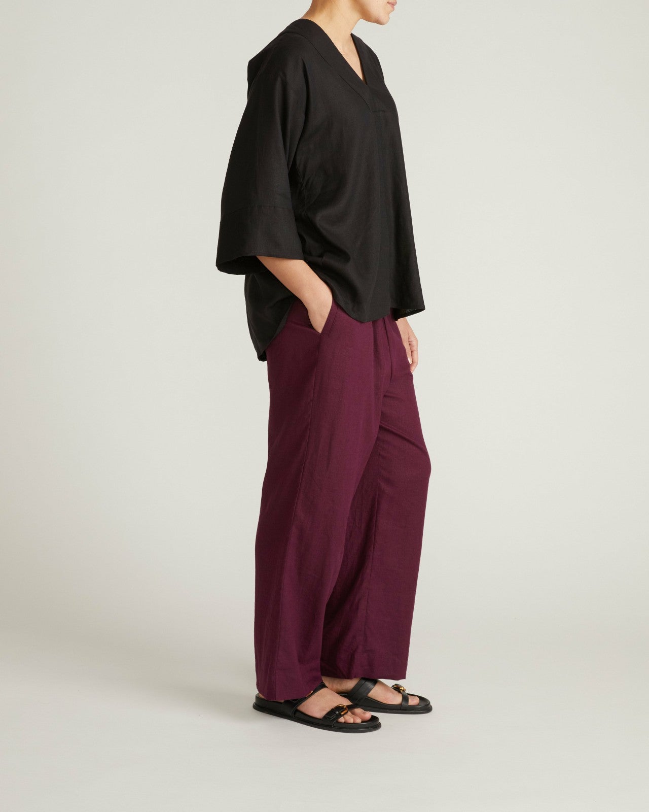Elio V-Neck Linen Blend Top - Universal Standard