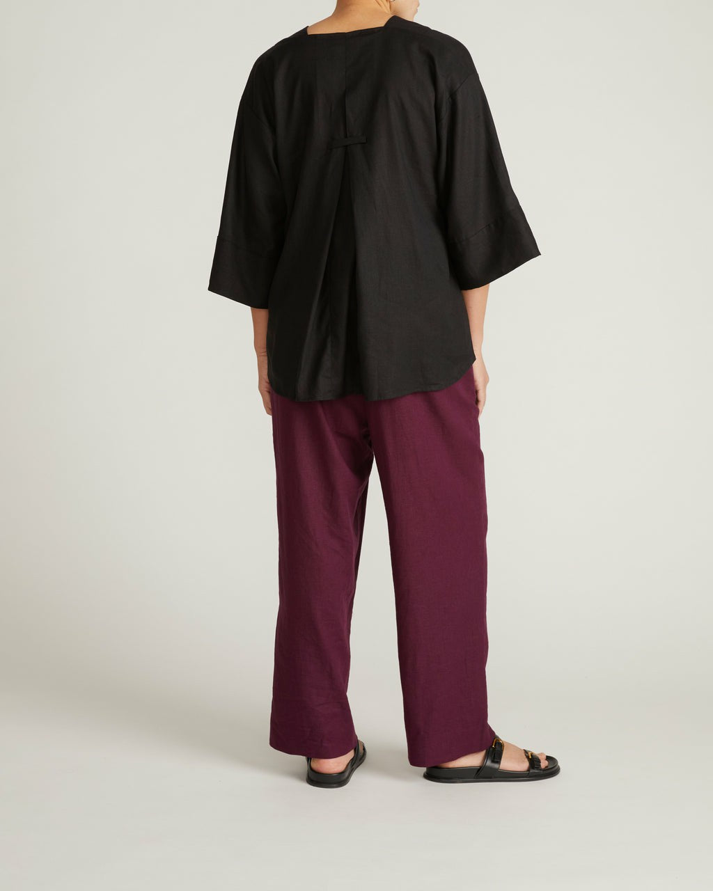 Elio V-Neck Linen Blend Top - Universal Standard
