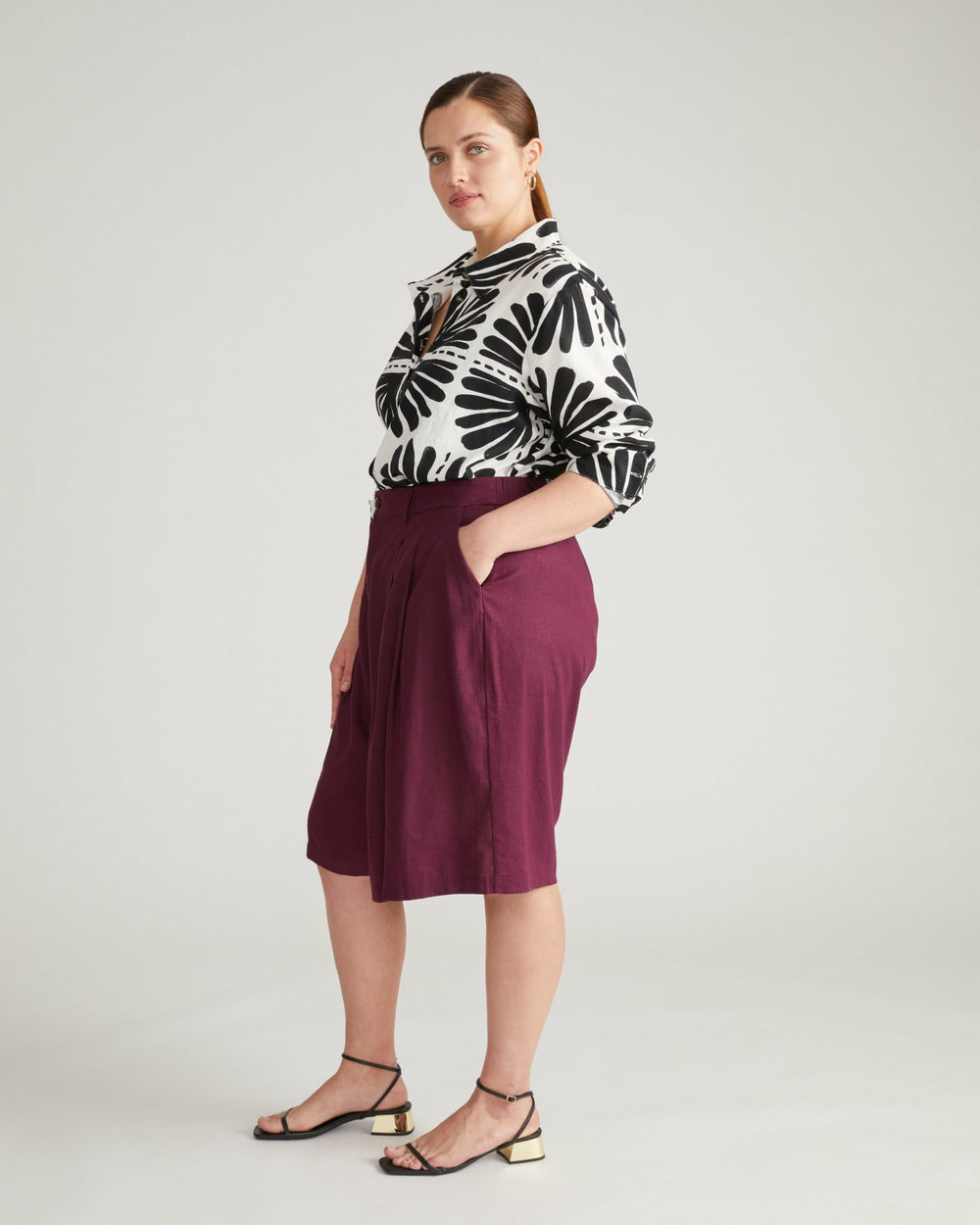 Seaport Tailored Linen Blend Short - Universal Standard