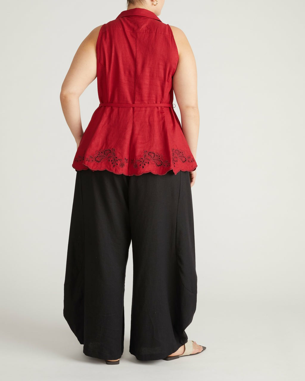 Adelaide Embroidered Sleeveless Linen Blend Shirt - Universal Standard